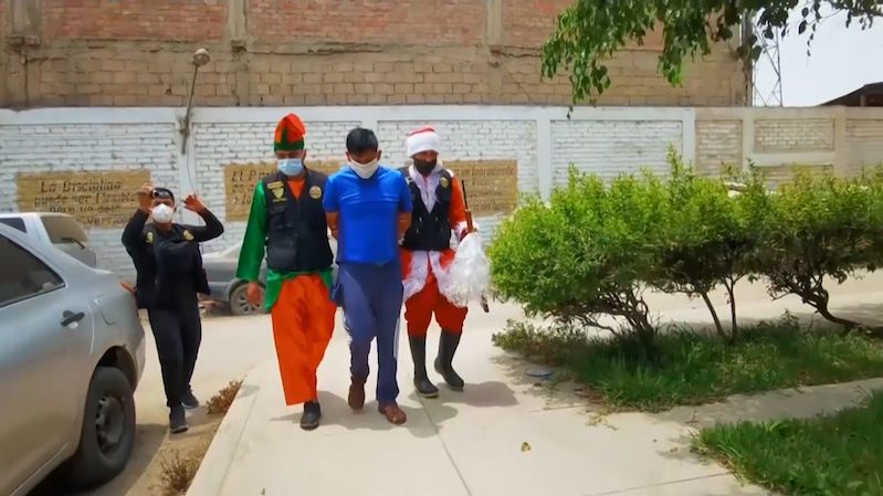 Falešný Santa Claus s pomocníkem vtrhli ke drogovému dealerovi